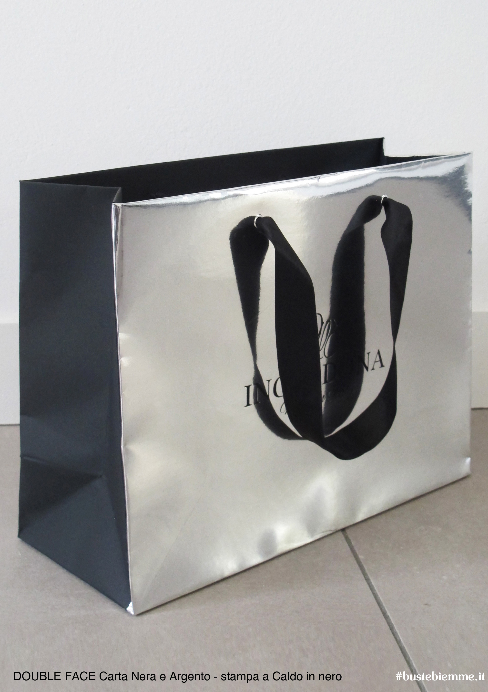 shopping bag realizzata dall’incontro di due carte