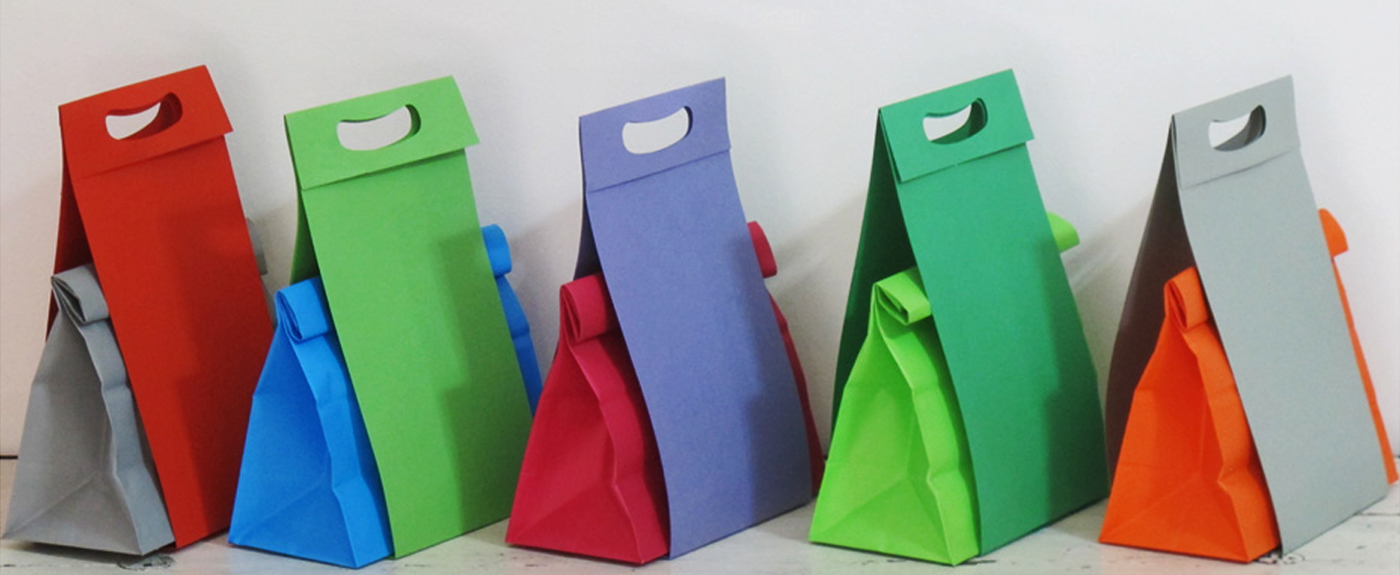 gift box con busta in carta colorata e cartoncino con maniglia fustellata