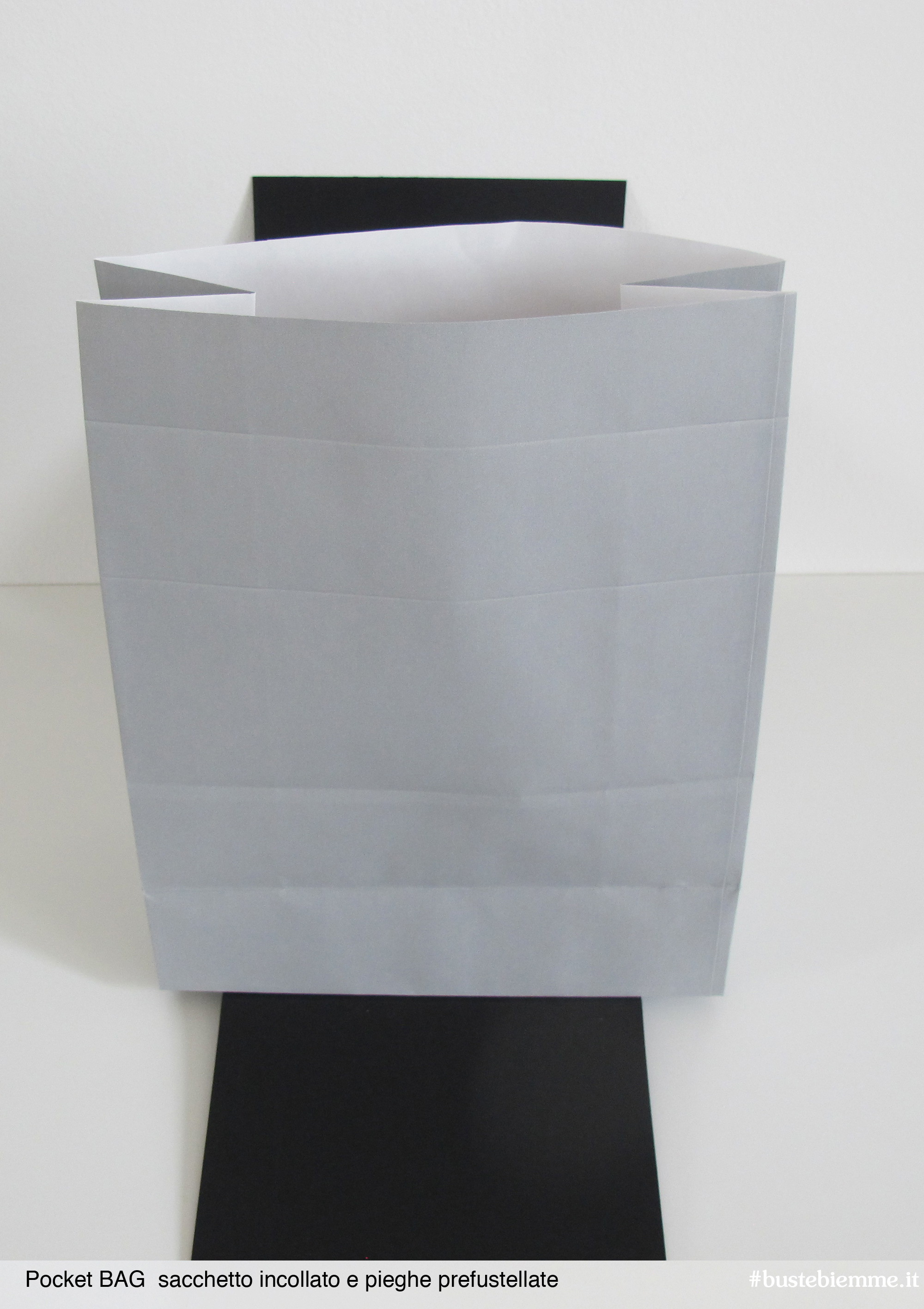 gift box con busta in carta colorata e cartoncino con maniglia fustellata