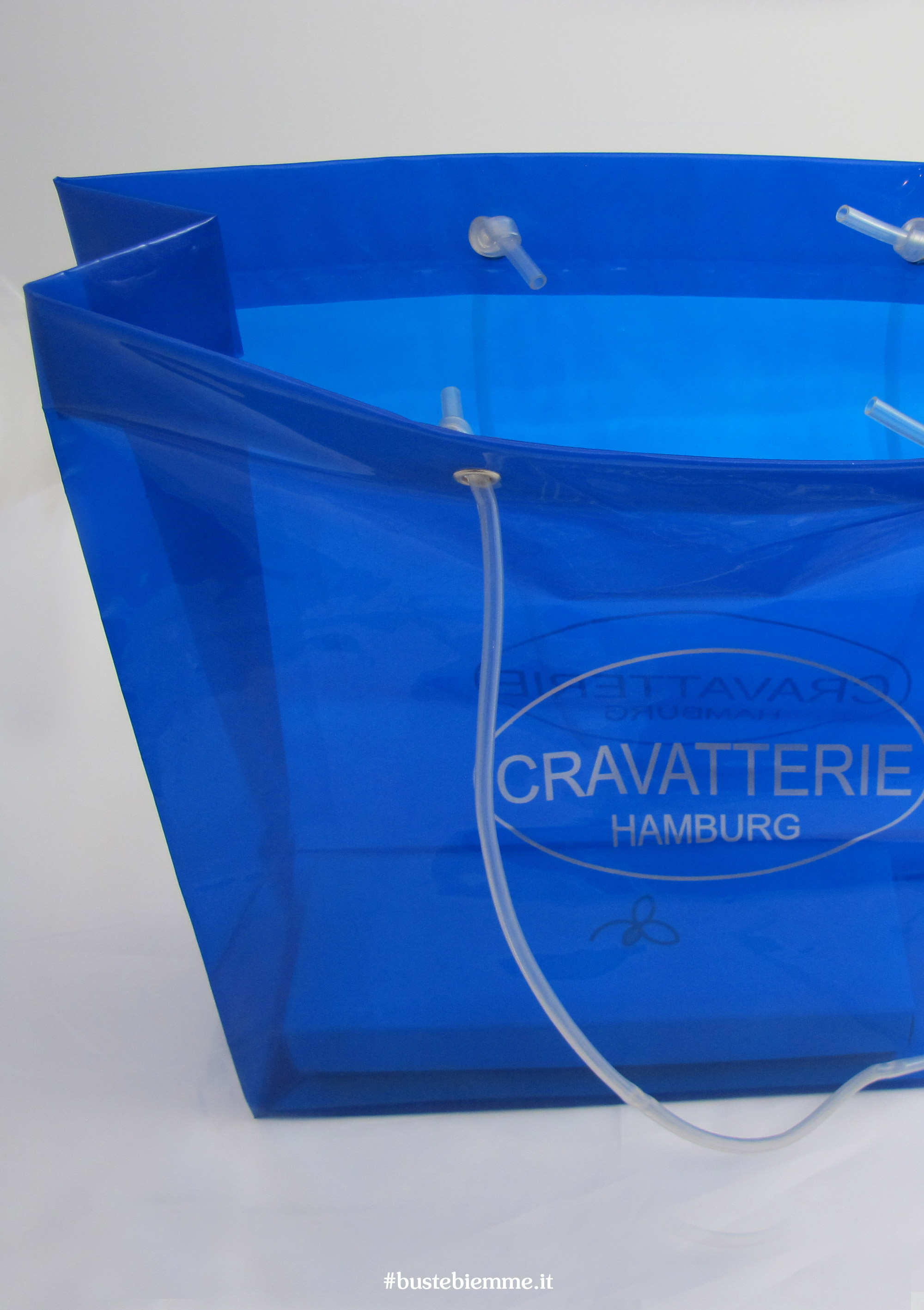 sacchetto in plastica con bordo rinforzati e manici in plastica