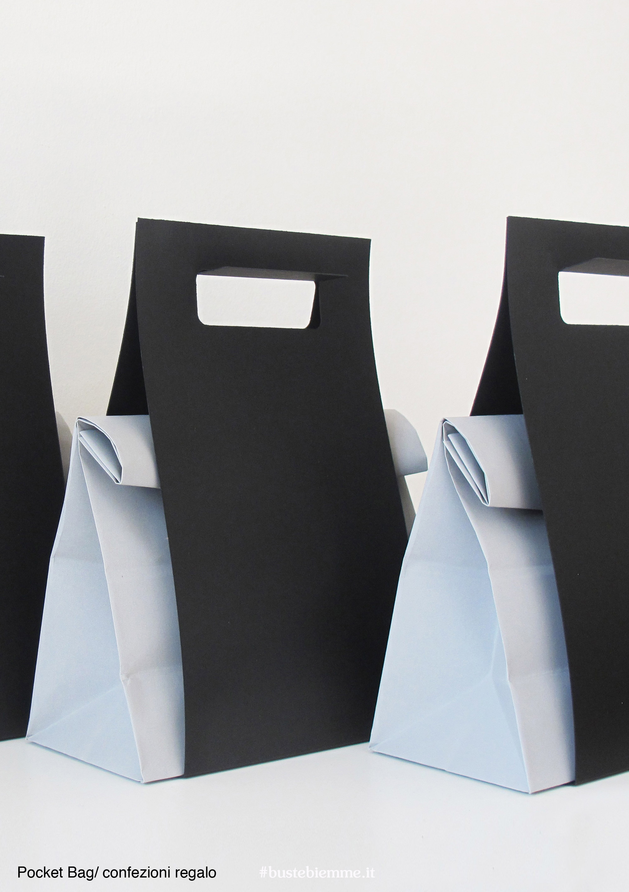 shopping bag con busta in carta colorata e cartoncino con maniglia fustellata